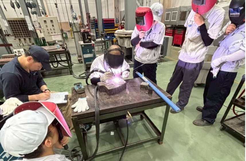 ギガキャスト金型の補修作業